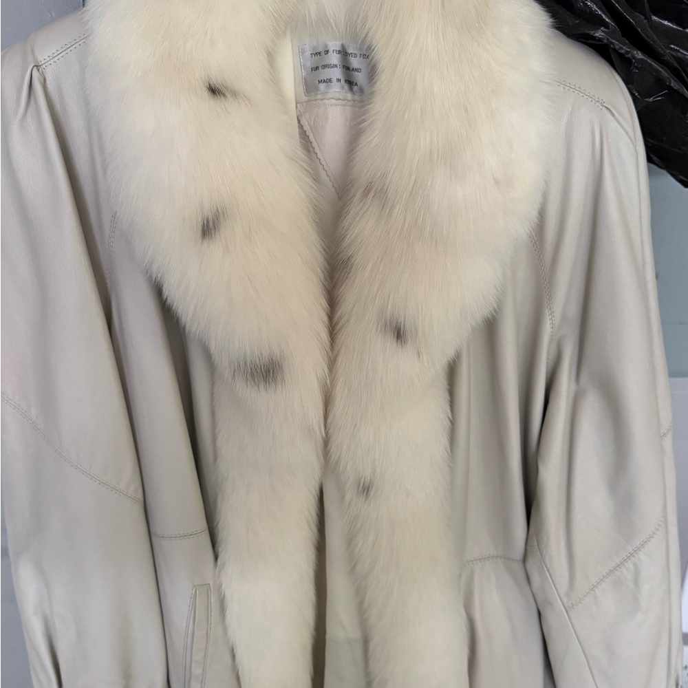 Luxurious Cream Soft Leather Fur-Trimmed Women's Trench Coat 1/2 length. Vintage